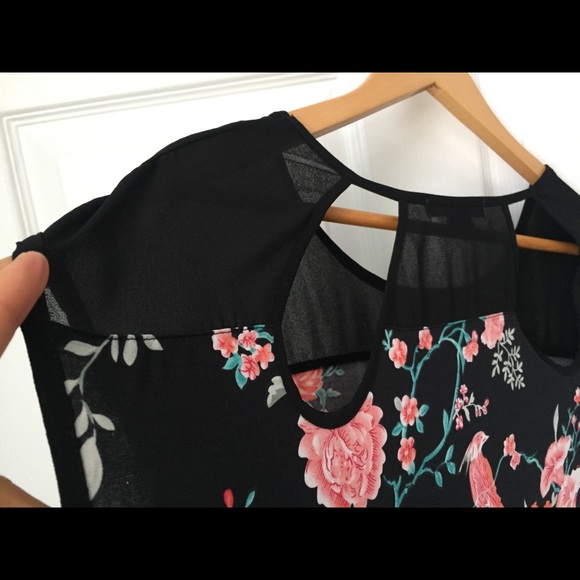 Suzy Shier Black Floral Top - Size S - Picture 8 of 8